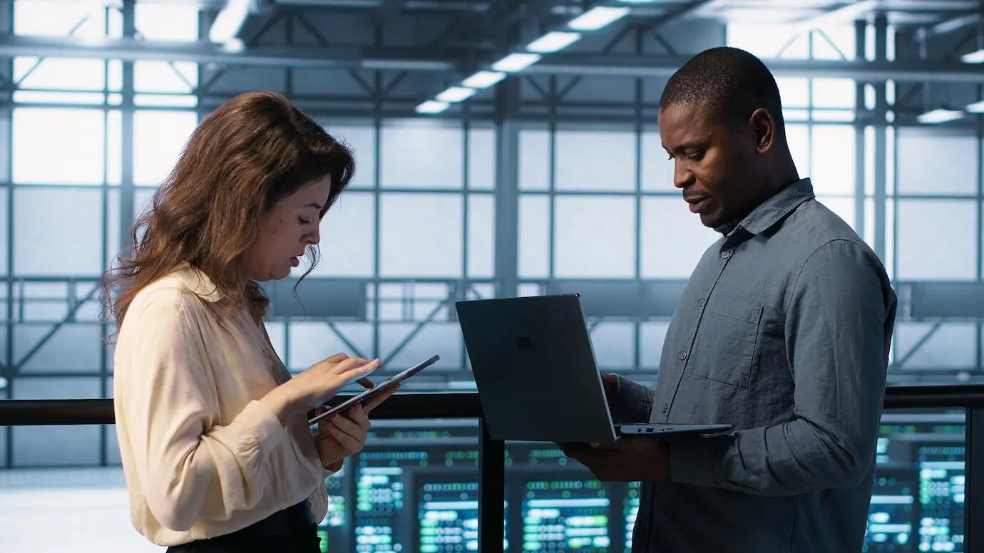 Сотрудники серверной фермы используют устройства для выполнения сканирования на уязвимости.