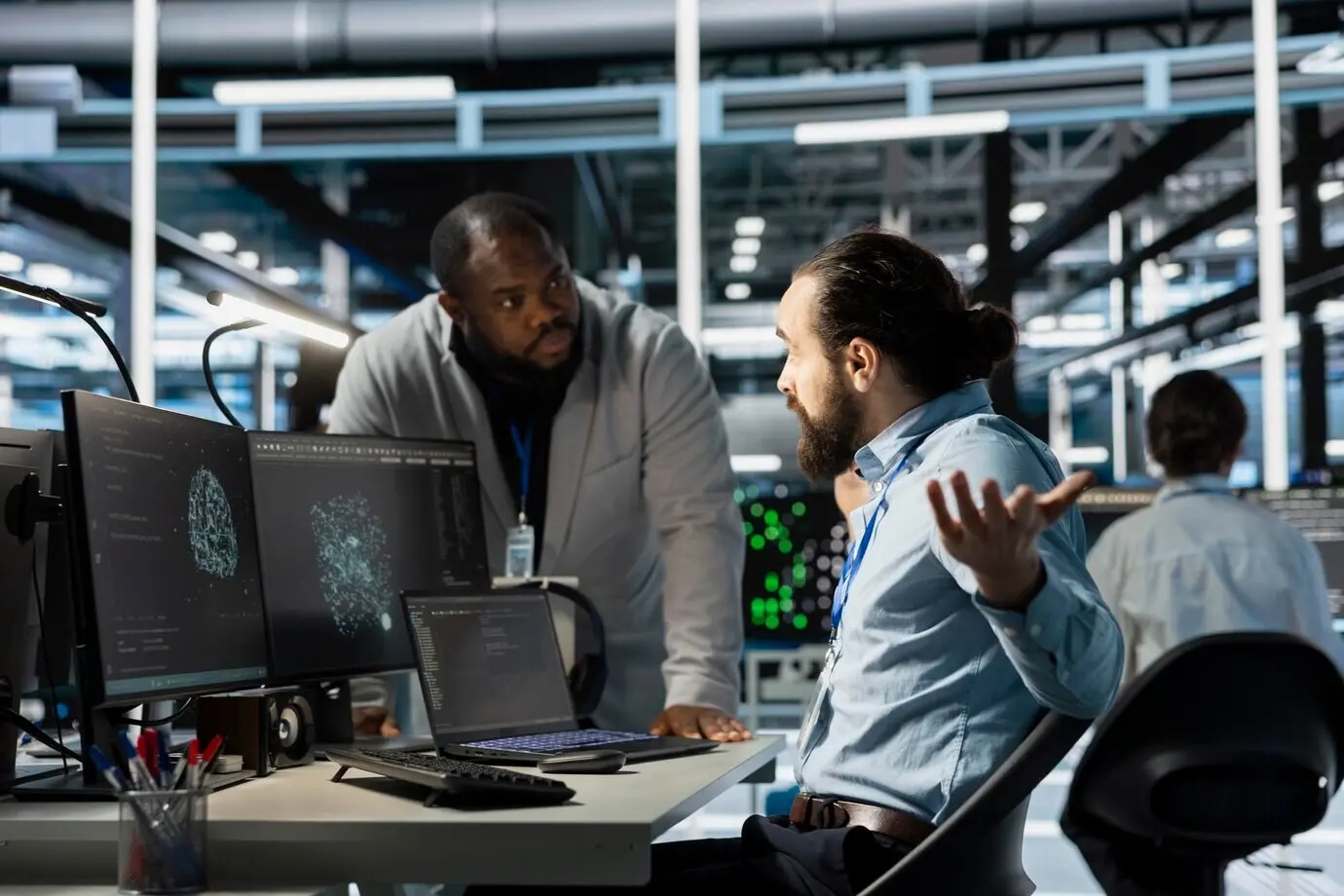 Менеджер дата-центра отчитывает сотрудника, упрекая за проблемы с производительностью.