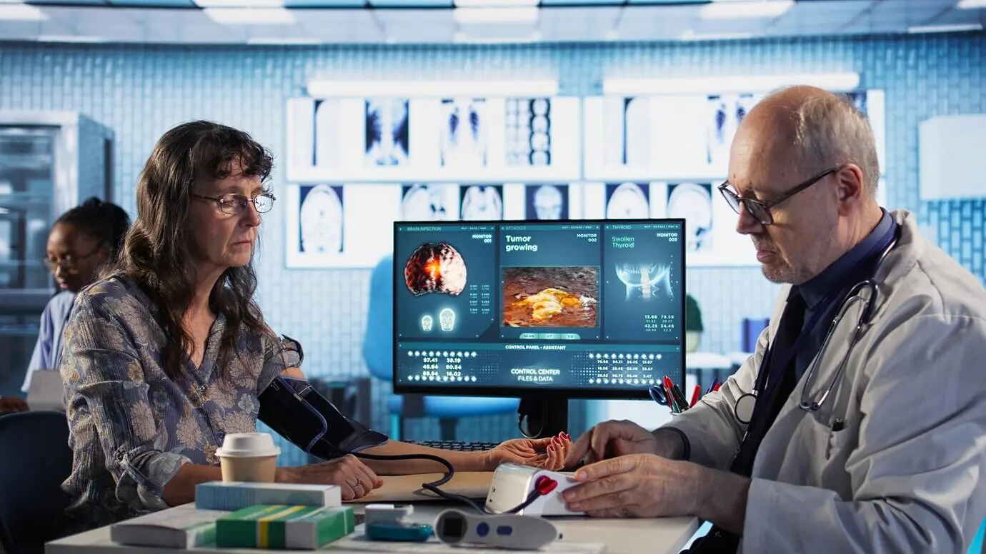 Старший врач измеряет артериальное давление с помощью тонометра.