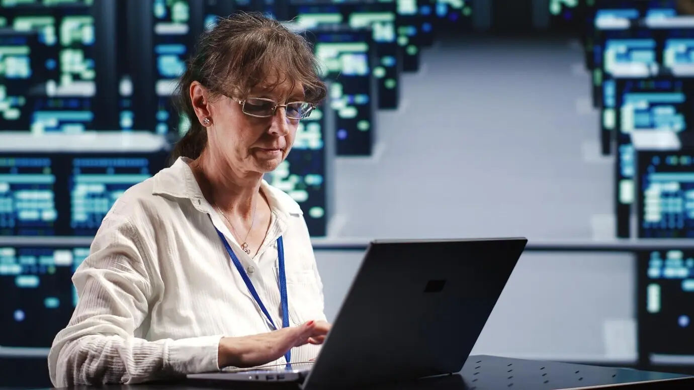 Инспектор проводит регулярную проверку сервера.